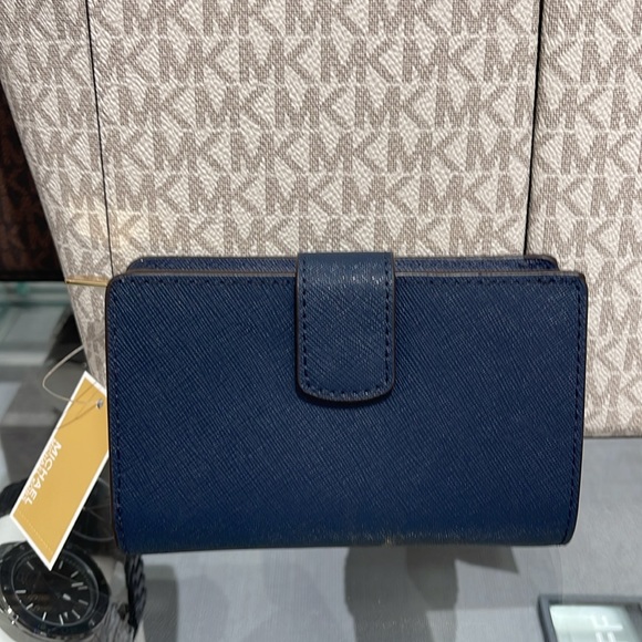 MICHAEL KORS
Medium Crossgrain Leather Wallet
Navy 
NWT - Picture 4 of 16